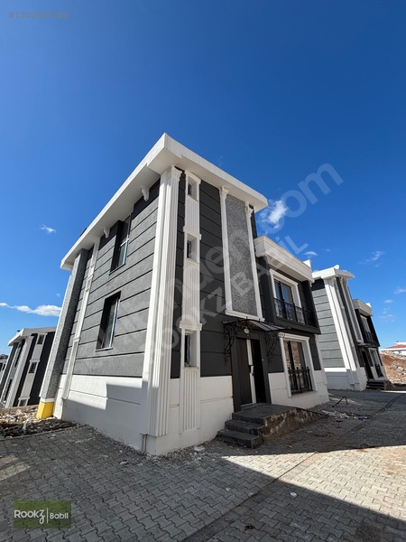 Toplu Konutta Satılık 5+1 Tripleks Villa!!!