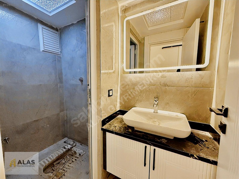 Beştepe'de Geniş Avize+kombi Kat Bahçeli Lüx Sıfır 3.5+1 Satılık — fotoğraf 32