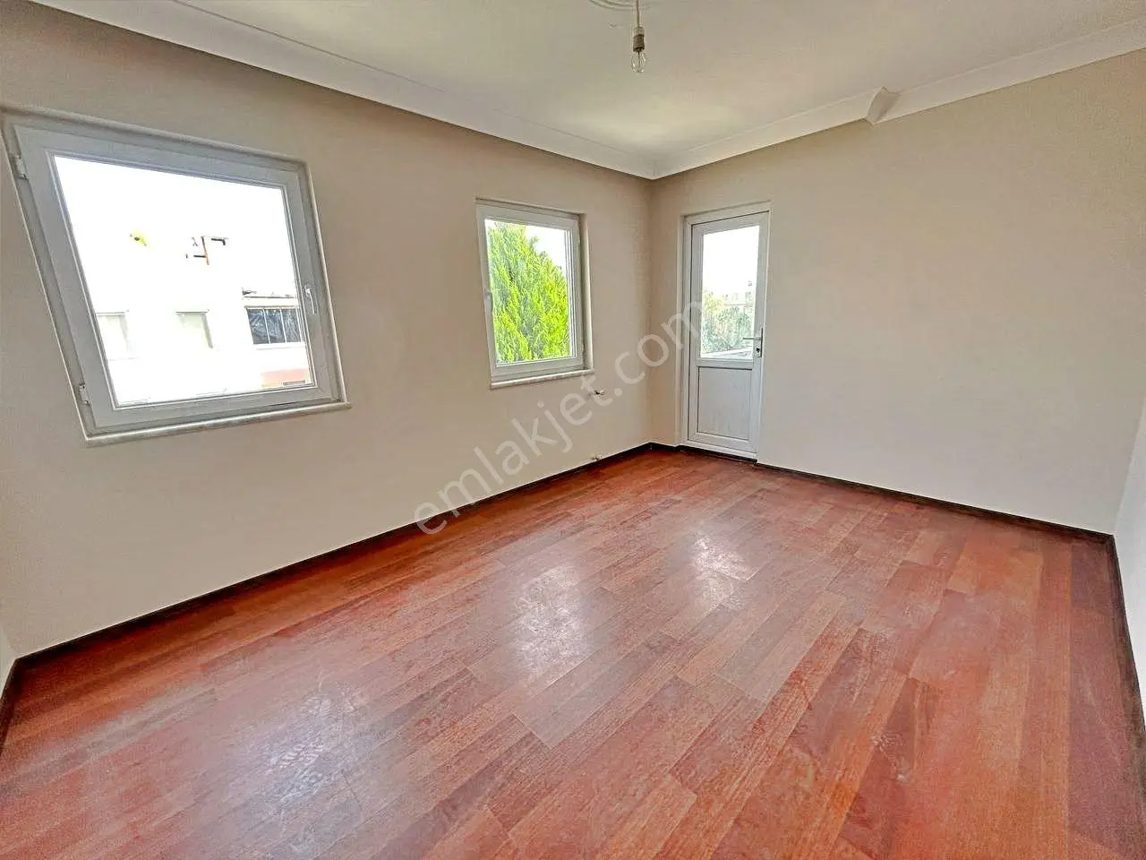 Uytundan Akçay'da Denize 400 Metre 3+1 Bahçeli Satılık Villa — fotoğraf 2