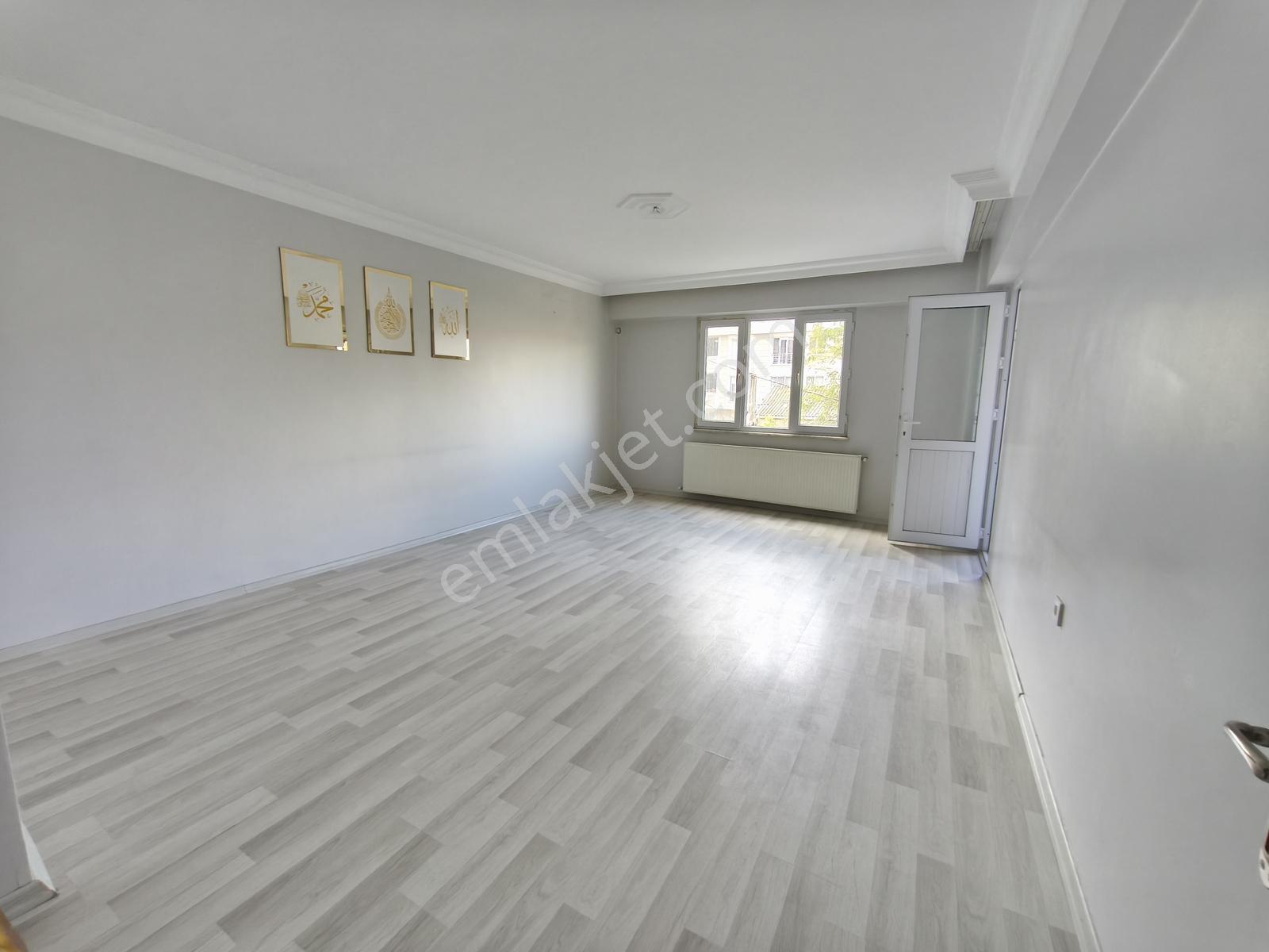 Rami Yeni Mahalle 3+1 110 M² Tadilatlı Çift Cepheli 1.Kat Daire
