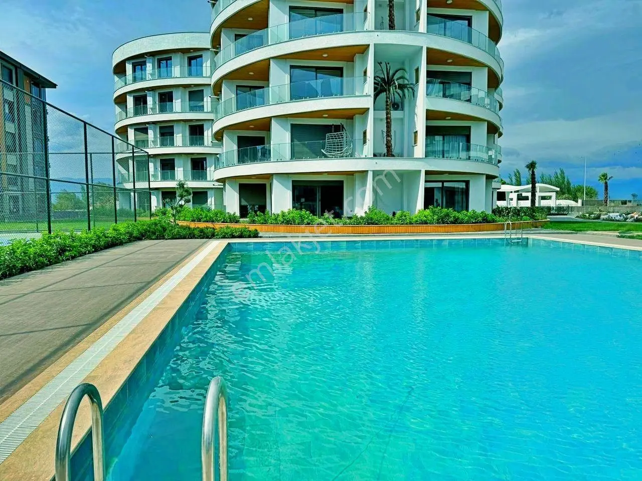 Uytundan Örende Havuzlu Ultralüks Sitede Bahçeli Satılık 2+1 — fotoğraf 2