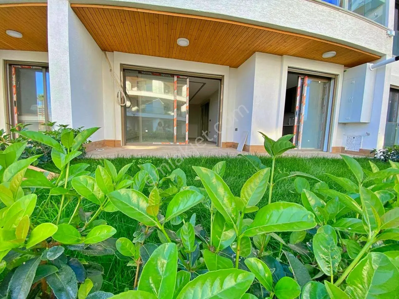 Uytundan Örende Havuzlu Ultralüks Sitede Bahçeli Satılık 2+1 — fotoğraf 4
