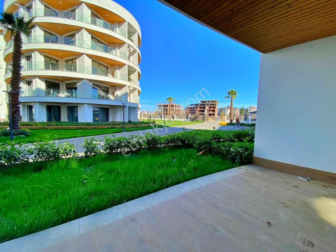 Uytundan Örende Havuzlu Ultralüks Sitede Bahçeli Satılık 2+1 — fotoğraf 5