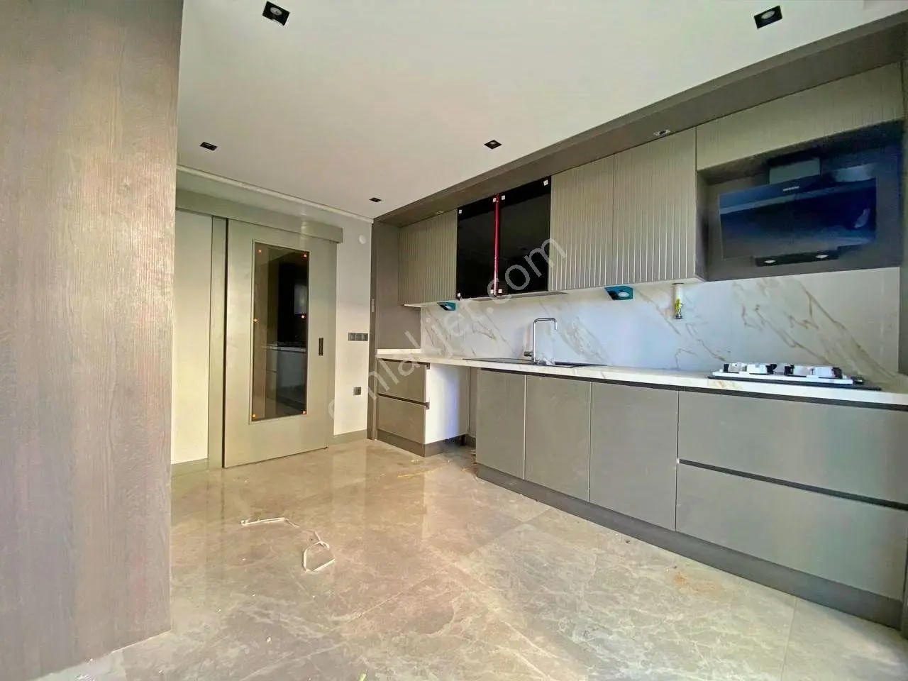 Uytundan Örende Havuzlu Ultralüks Sitede Bahçeli Satılık 2+1 — fotoğraf 6