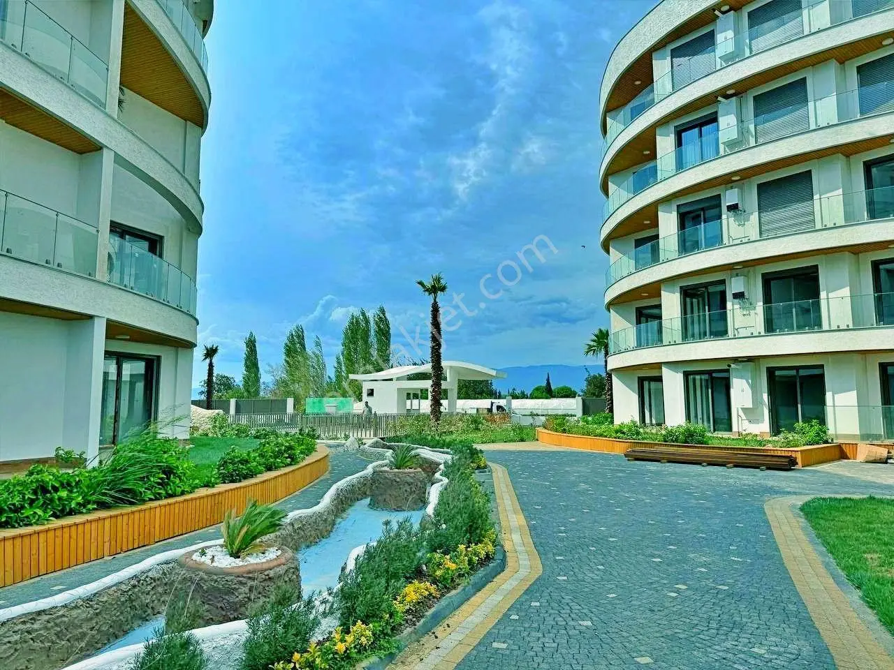 Uytundan Örende Havuzlu Ultralüks Sitede Bahçeli Satılık 2+1 — fotoğraf 13