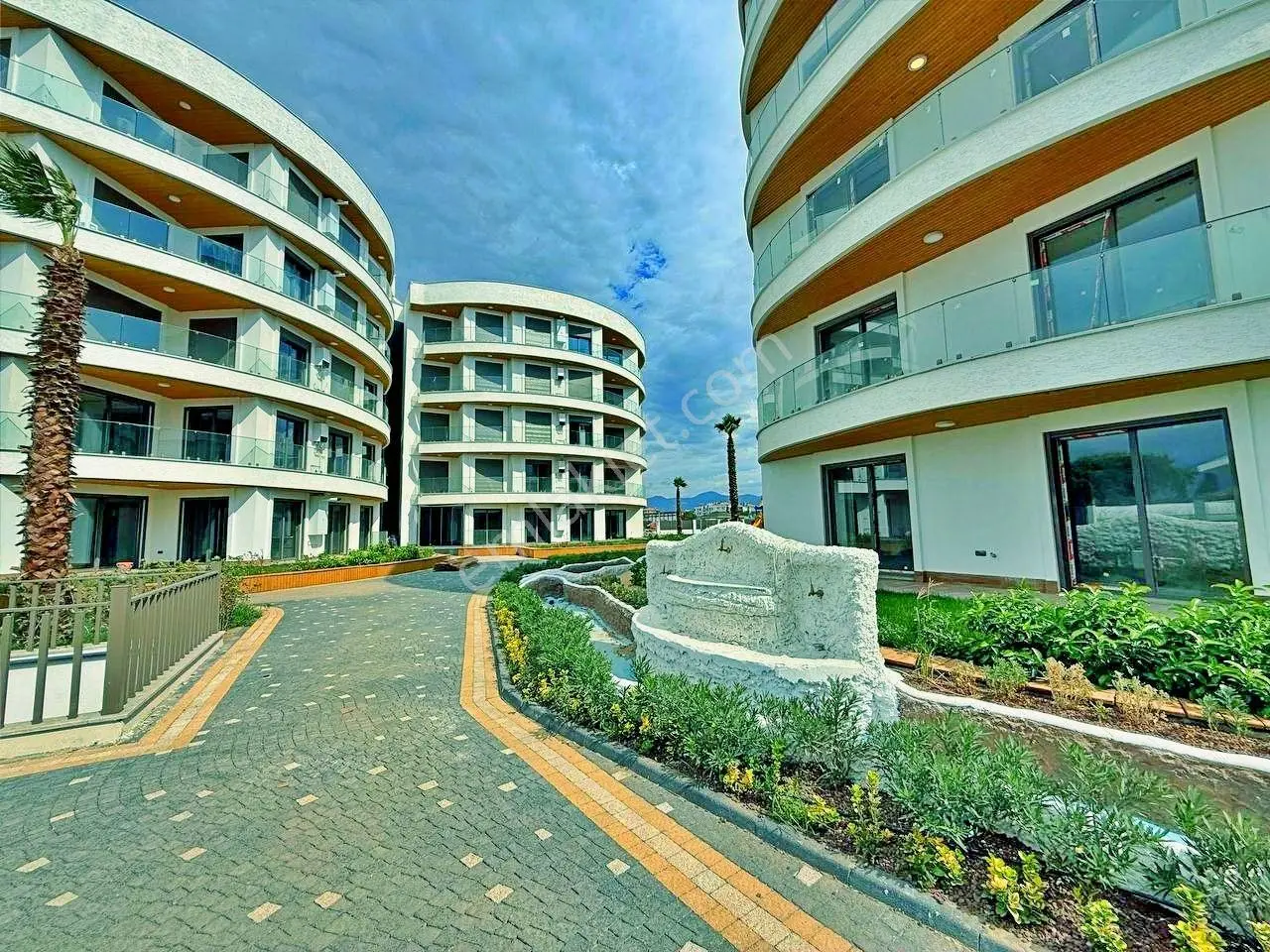 Uytundan Örende Havuzlu Ultralüks Sitede Bahçeli Satılık 2+1 — fotoğraf 15