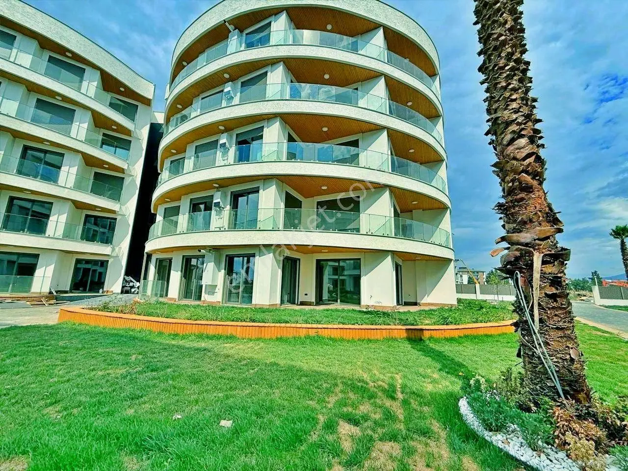 Uytundan Örende Havuzlu Ultralüks Sitede Bahçeli Satılık 2+1 — fotoğraf 17