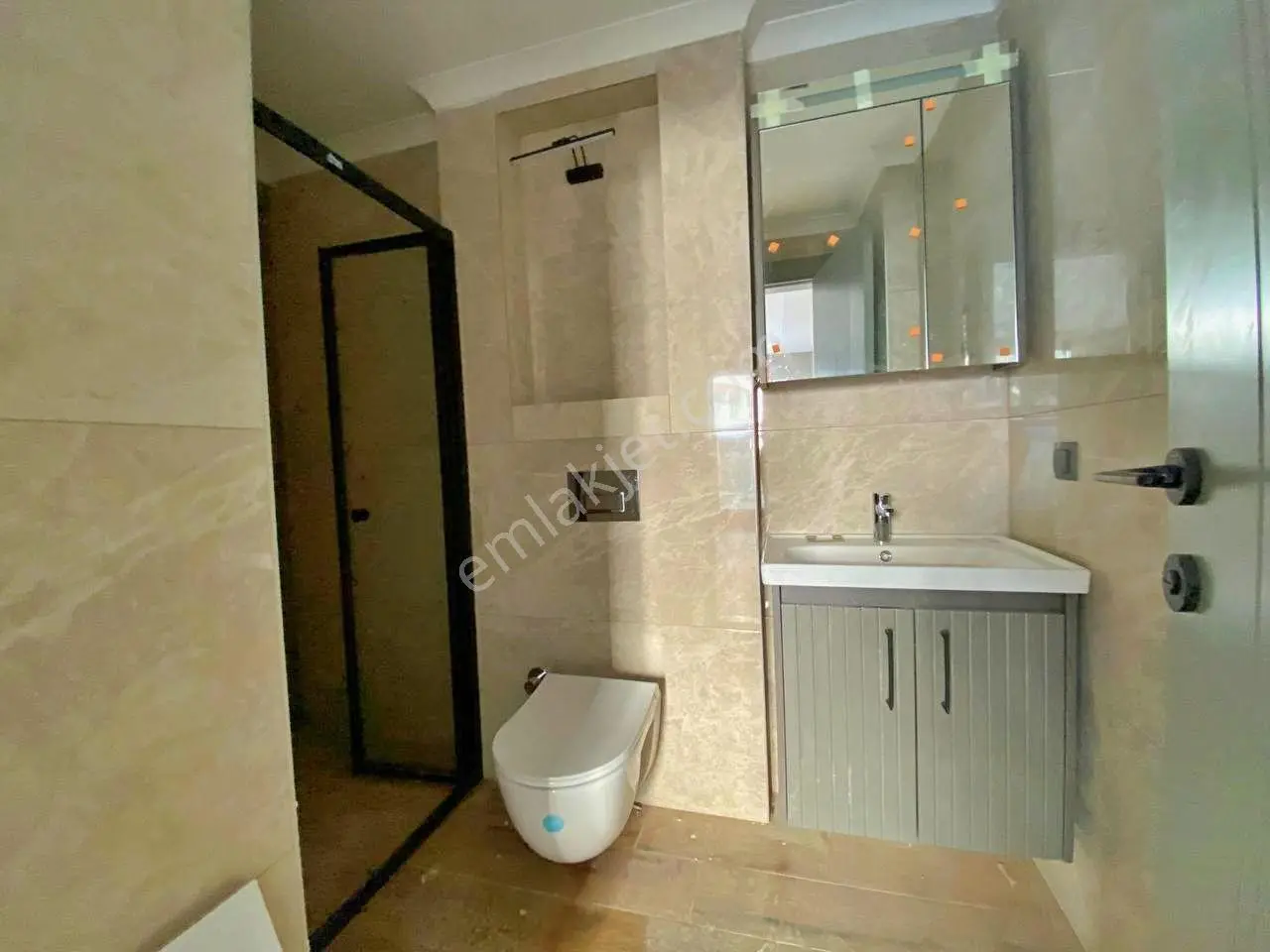 Uytundan Örende Havuzlu Ultralüks Sitede Bahçeli Satılık 2+1 — fotoğraf 32