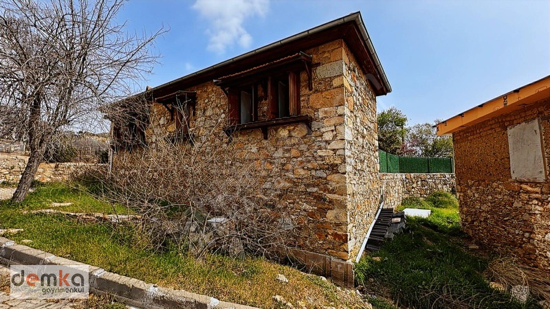 Seferihisar Orhanlı'Da Satılık Bakımlı Taş Ev