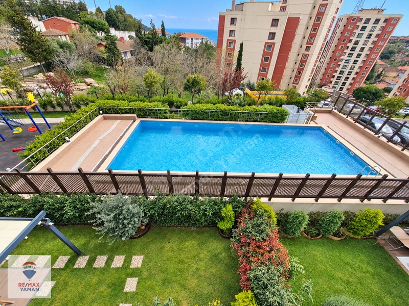 Manzara Kartal'da Havuz Manzaralı 2+1 Satılık Daire
