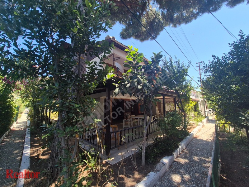 Kuşadası Mistur Sitesi Özel Plajlı Ve 160m² Bahçeli 3+1 Villa