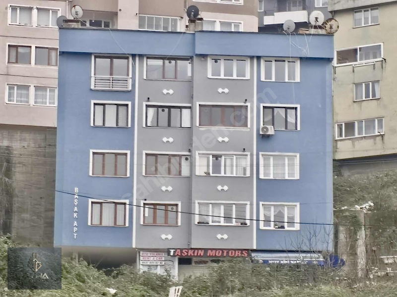 Merkez Mahalleside Satılık 3+ 1 Daire