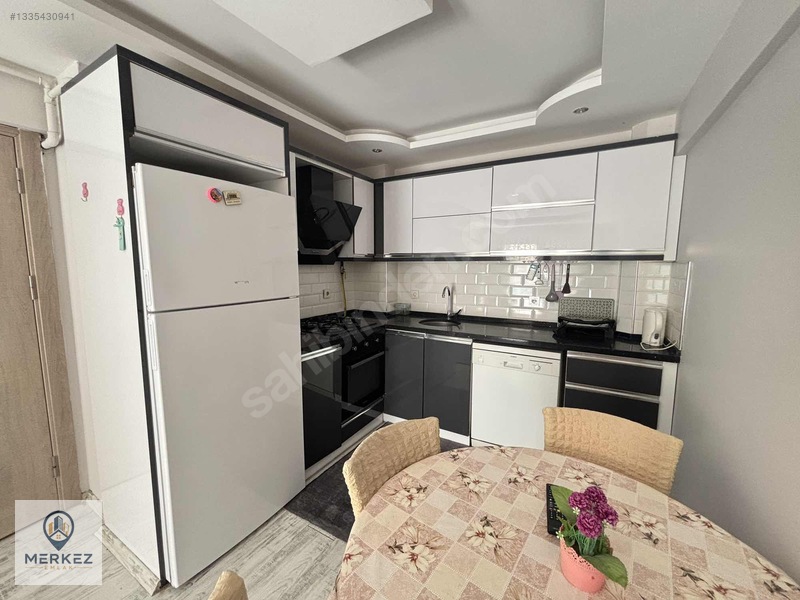Merkez Emlak'Tan Muradiye'De 2+1 Ara Kat Eşyalı Klimalı Daire