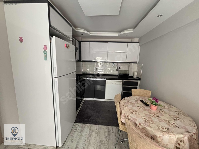 Merkez Emlak'tan Muradiye'de 2+1 Ara Kat Eşyalı Klimalı Daire — fotoğraf 2