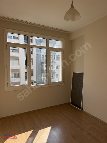 Karşıyaka'da Merkezi Konumda Kiralık 2+1 Daire — fotoğraf 7