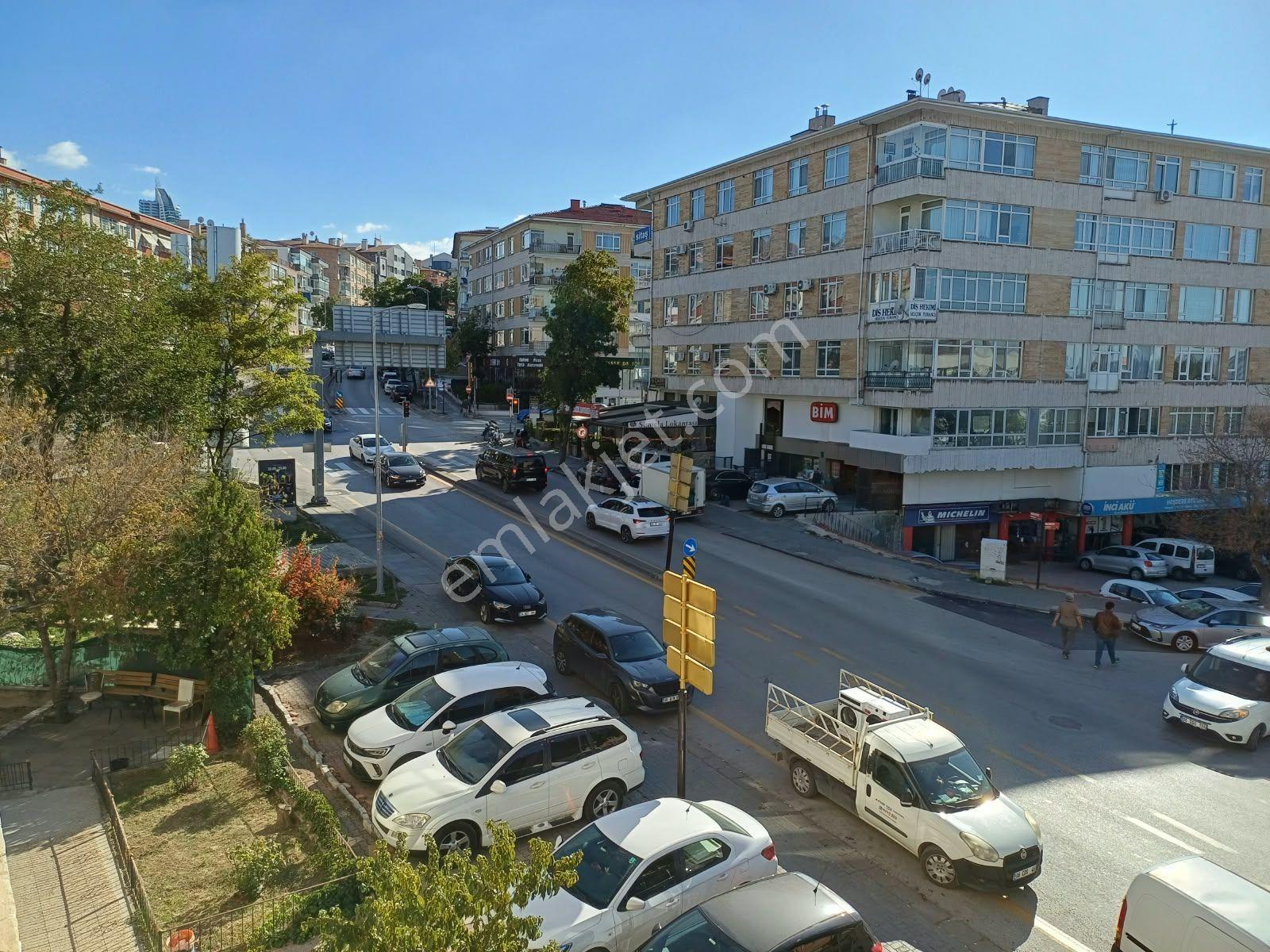 Hoşdere Caddesinde Yukarı Ayrancı Ön Cephe Katta Asansörlü Manzaralı 3+1 Satılık Daire — fotoğraf 4