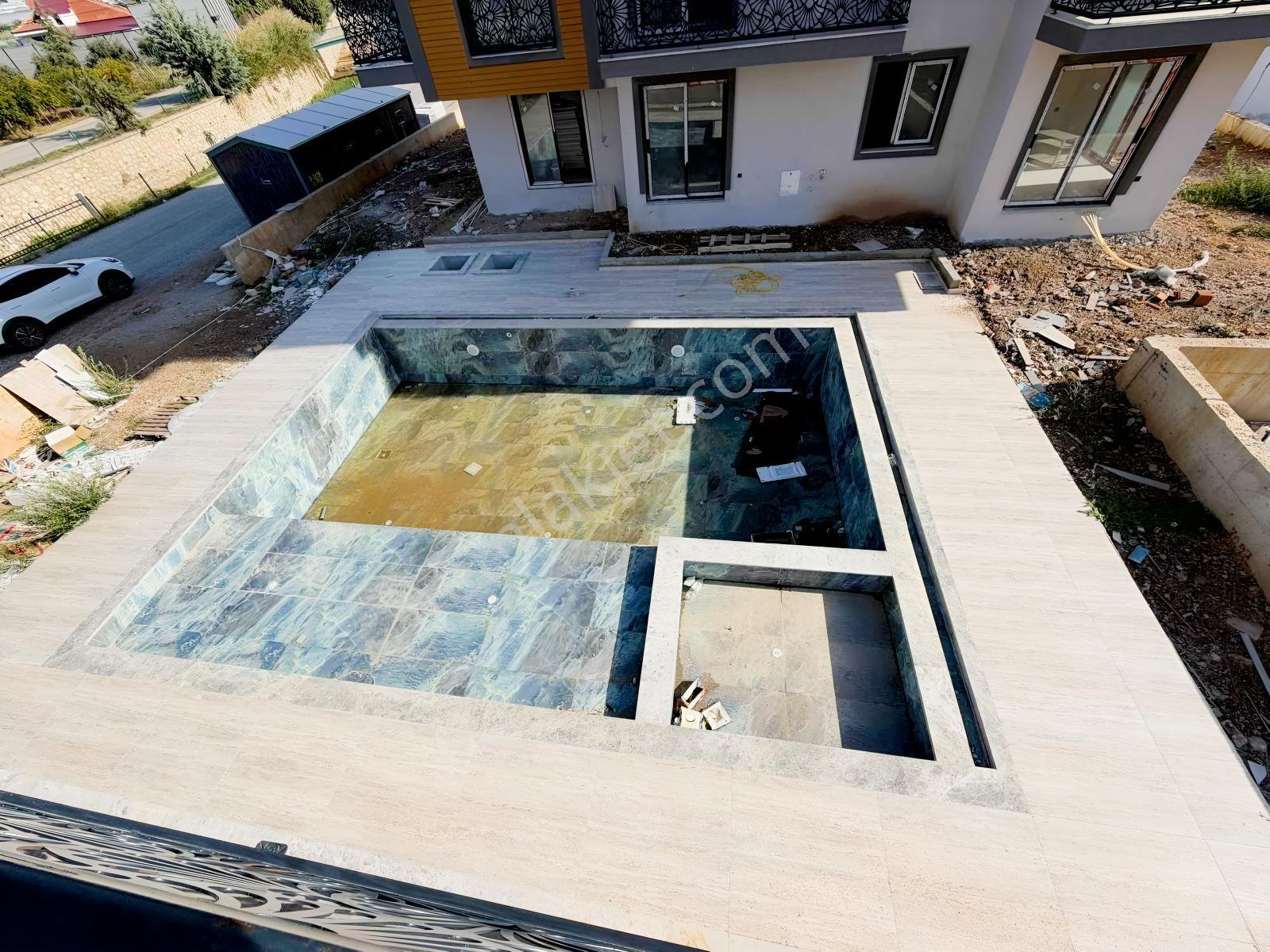 Fethiye Çalıca Mahallesinde Asansörü Havuzlu Satılık 1+1 Daire