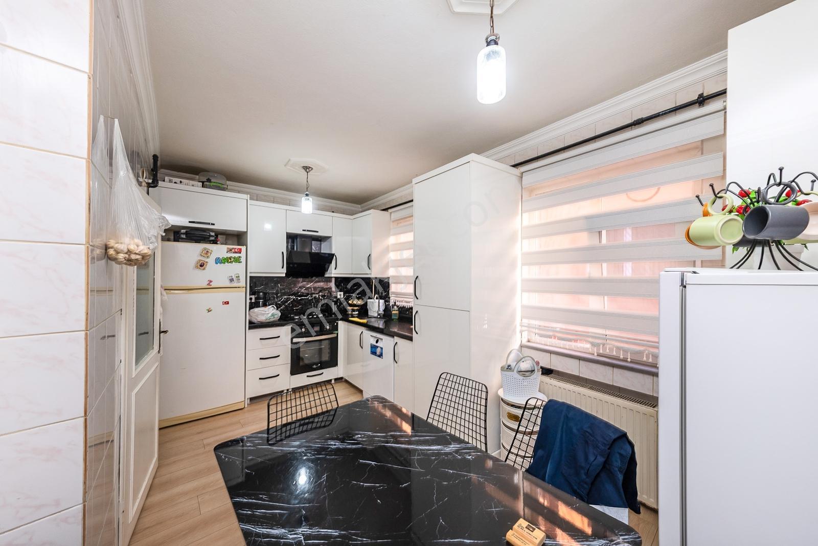 Soğanlı'da 22 Yıllık Binada 3.kat 2+1 90 M2 Şık Daire