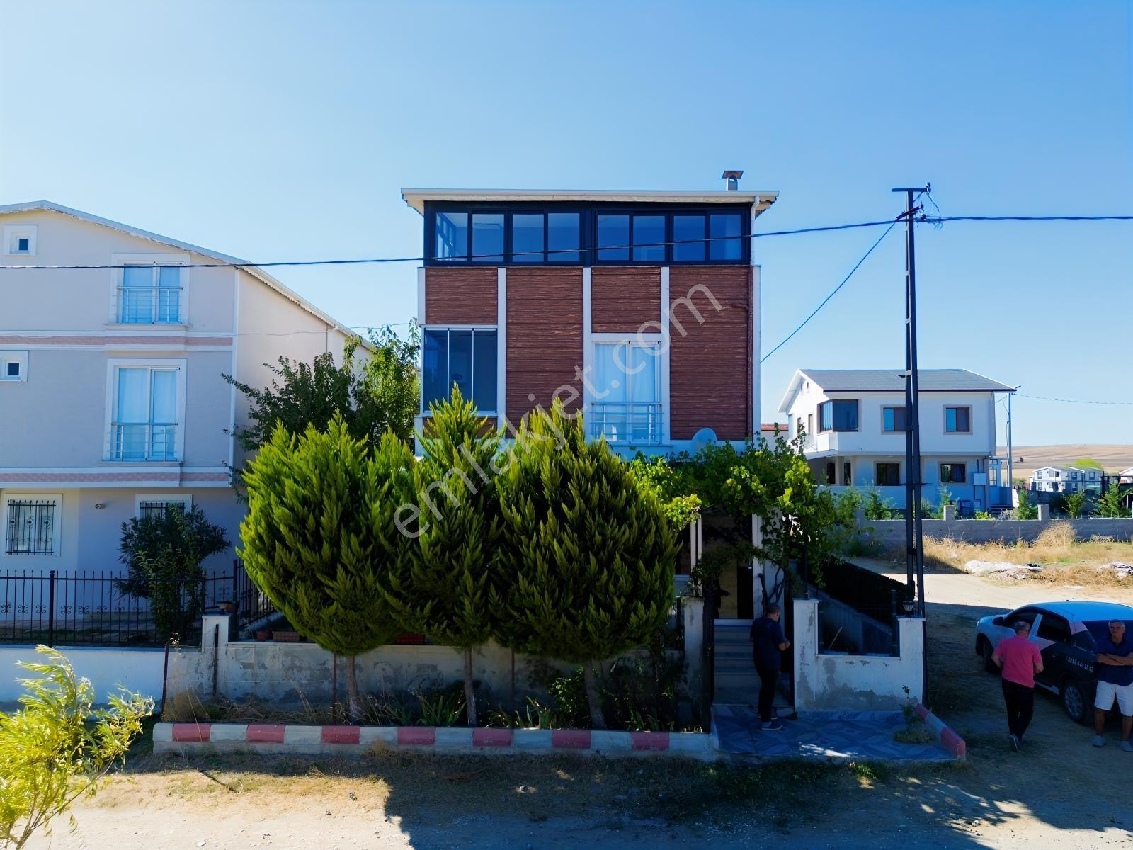 Yeniçiftlikte 170 M² Arsa İçinde 3 Katlı Müstakil Villa