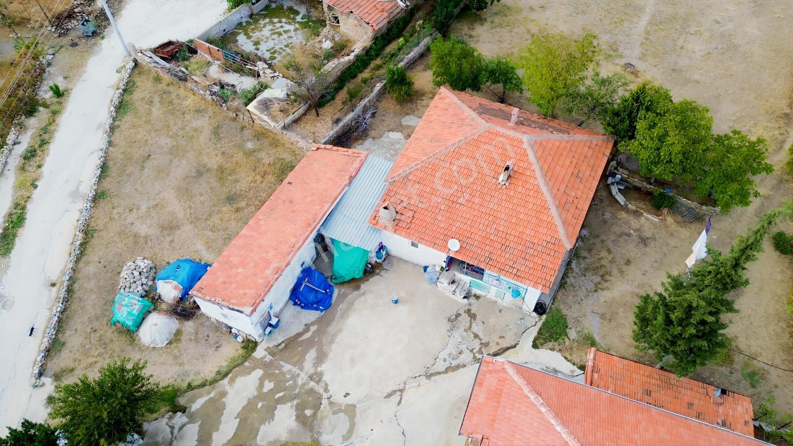 Eşme İstasyon Satılık 881 M² Arsa İçerisinde Müstakil Ev
