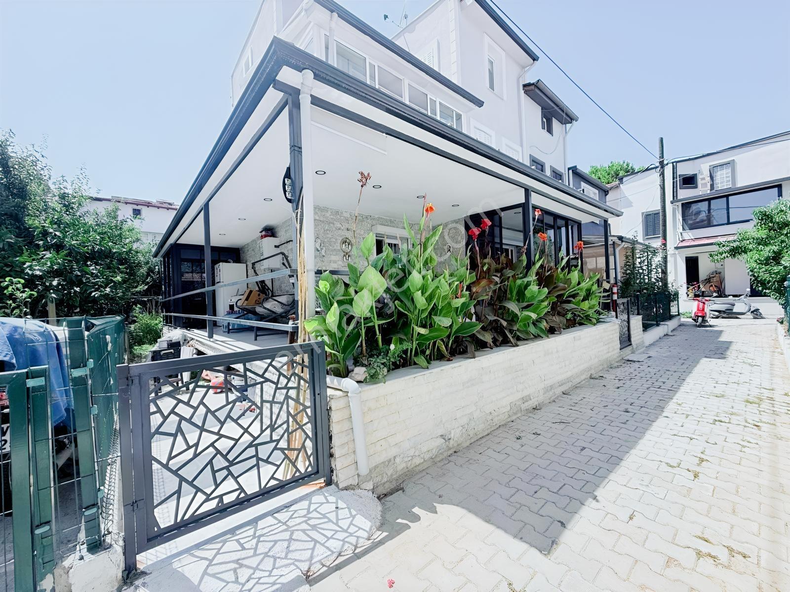 Kuşadası Karaova'Da Denize Yakın 4+1 Bakımlı Tripleks Villa