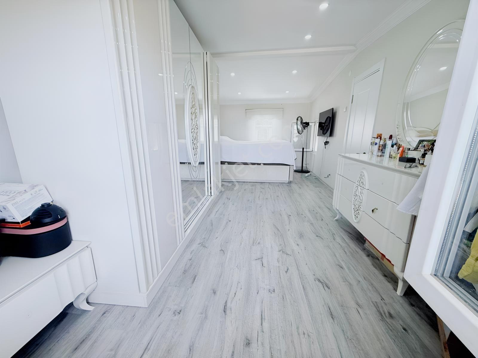 Kuşadası Karaova'da Denize Yakın 4+1 Bakımlı Tripleks Villa — fotoğraf 8
