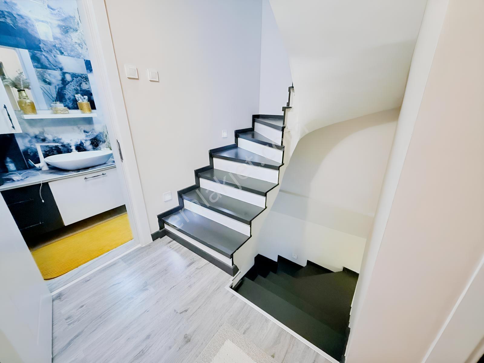 Kuşadası Karaova'da Denize Yakın 4+1 Bakımlı Tripleks Villa — fotoğraf 16