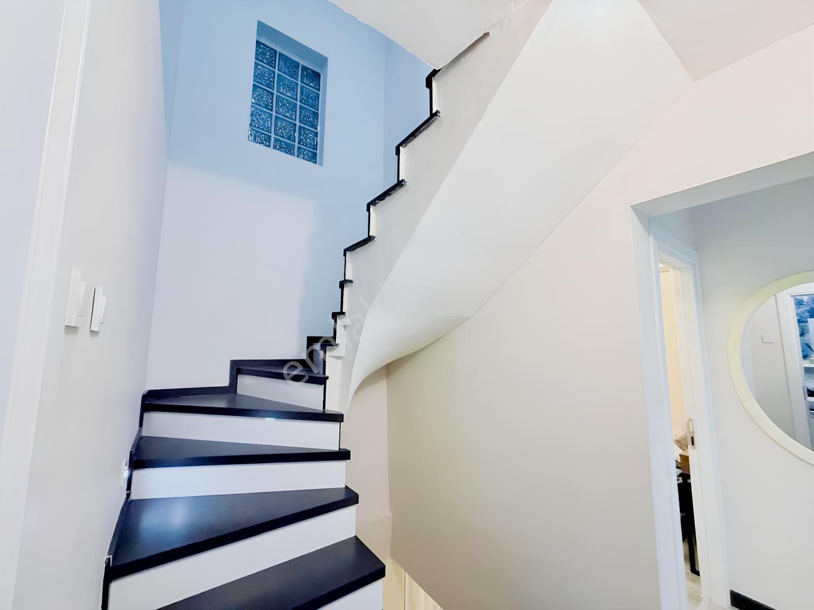 Kuşadası Karaova'da Denize Yakın 4+1 Bakımlı Tripleks Villa — fotoğraf 18