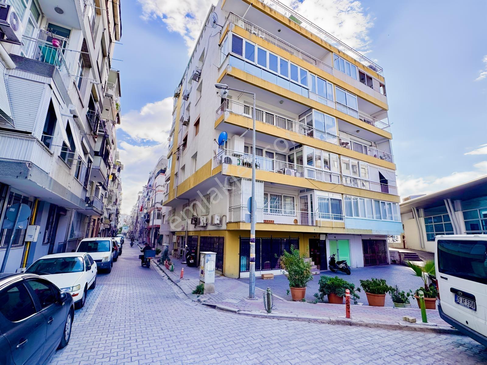 Karşıyaka Alaybey İzban Cepheli Tadilatlı Satılık 2+1 Daire — fotoğraf 4