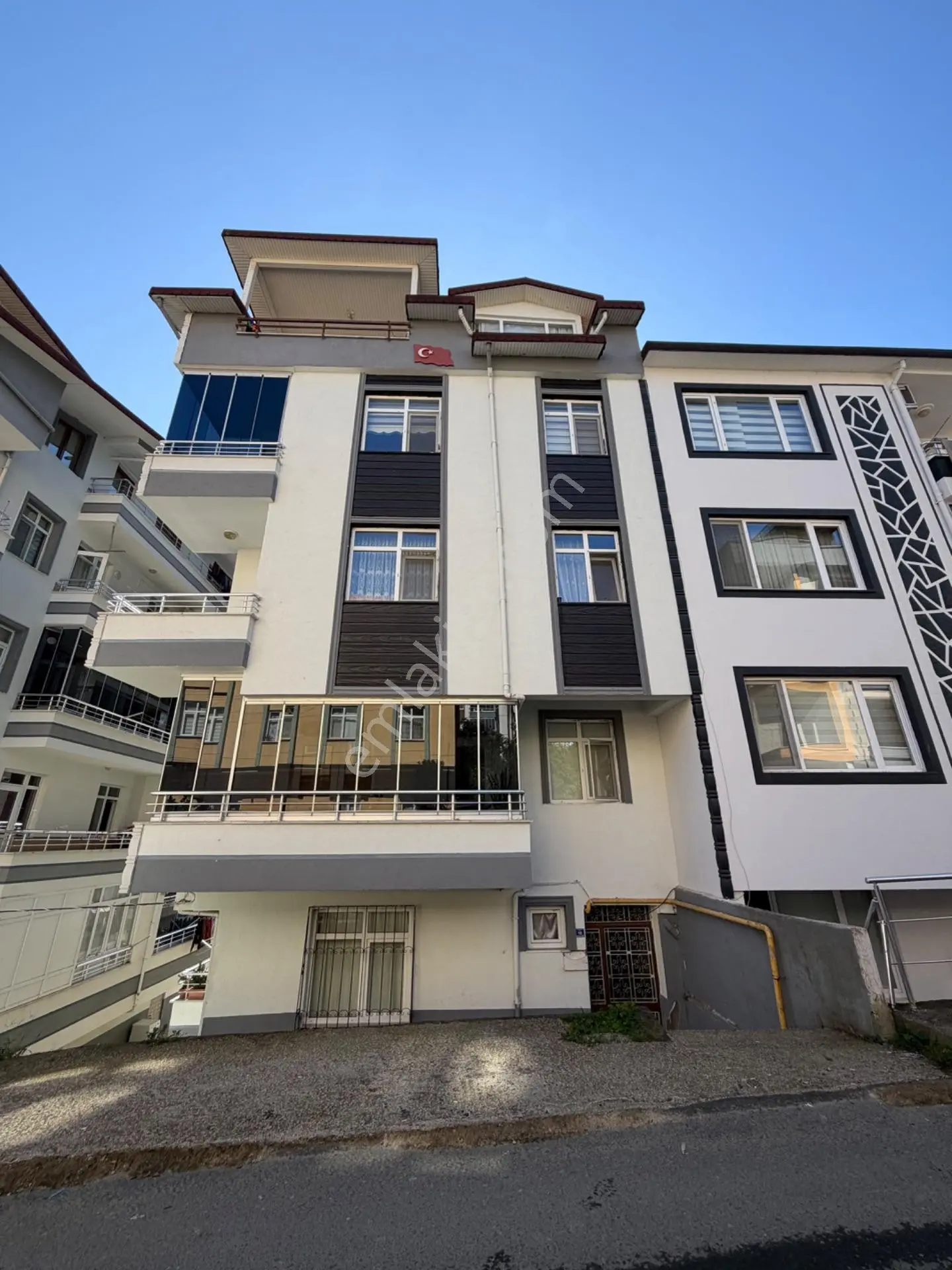 Acil Satılık Şahin Gayrimenkul Den Fırsat Geniş Daire