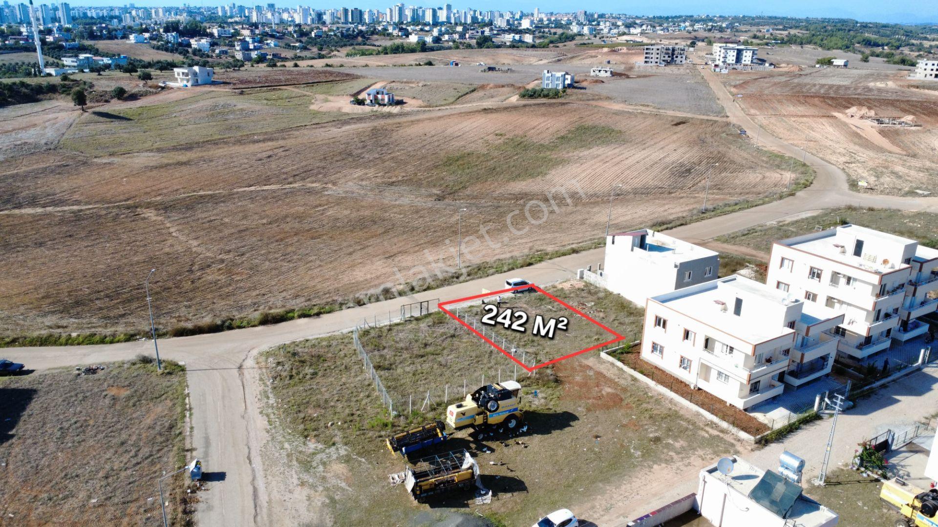 Cadde Üzeri 242 Metre 0.90 Yoğunluklu Satılık Tek Tapu Arsa — fotoğraf 3