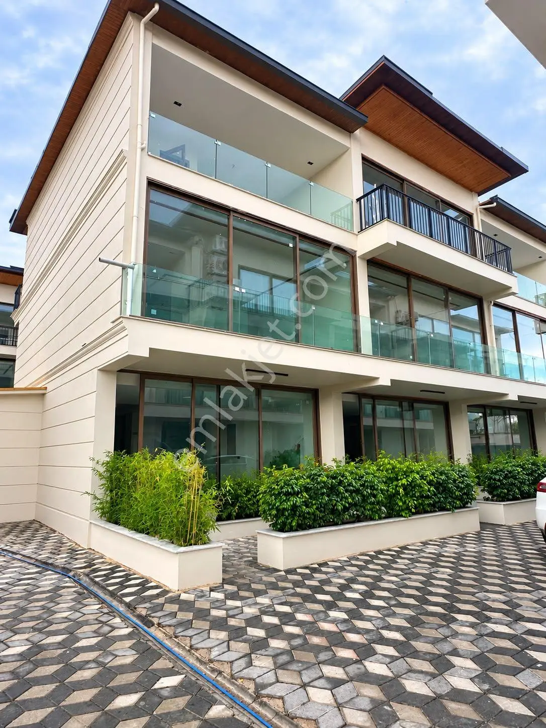 Alata'da Satılık Tripleks Villa, 4+1, 210m², Havuzlu