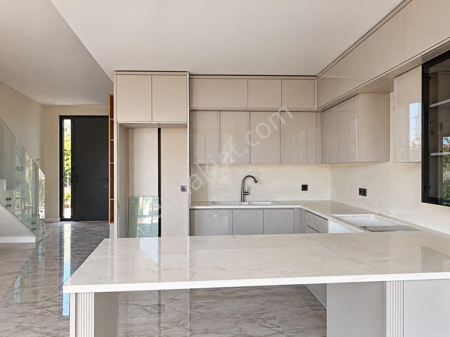 Alata'da Satılık Tripleks Villa, 4+1, 210m², Havuzlu — fotoğraf 4