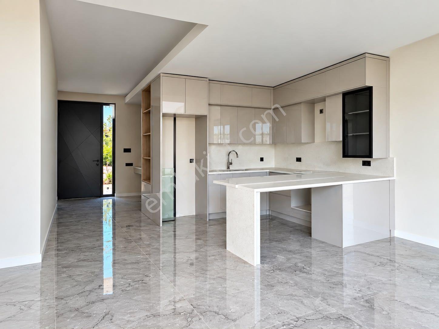 Alata'da Satılık Tripleks Villa, 4+1, 210m², Havuzlu — fotoğraf 5