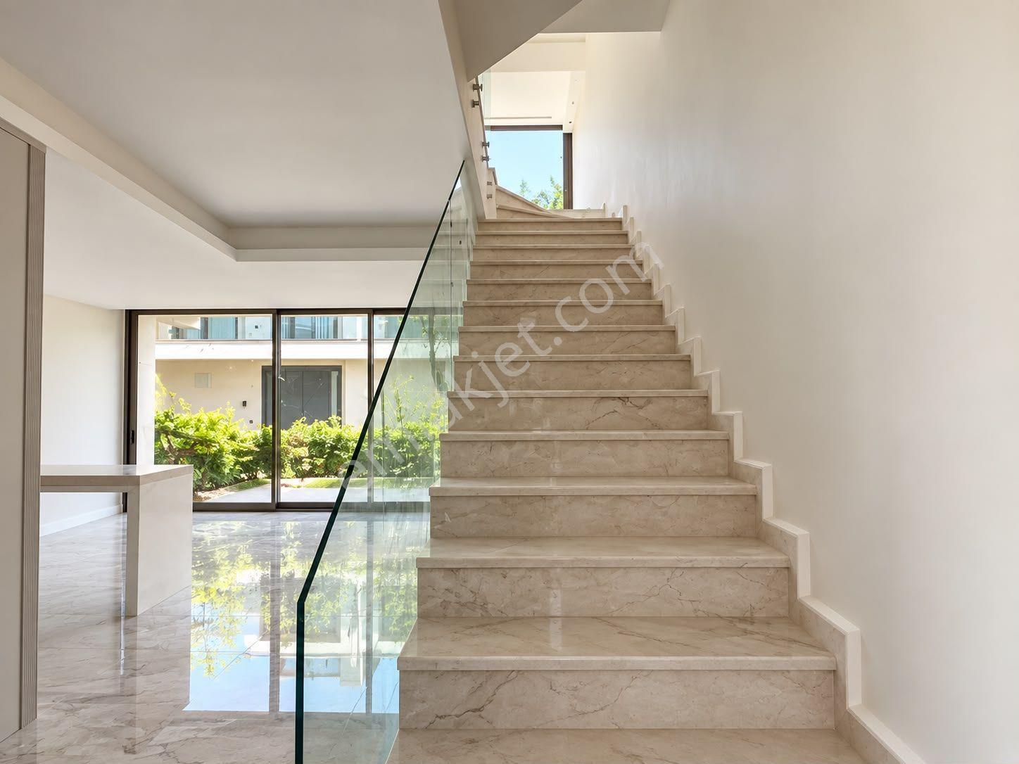 Alata'da Satılık Tripleks Villa, 4+1, 210m², Havuzlu — fotoğraf 8