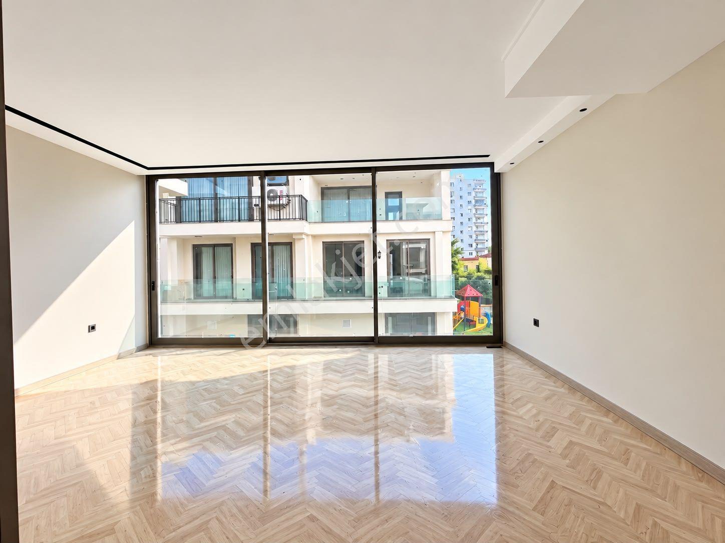 Alata'da Satılık Tripleks Villa, 4+1, 210m², Havuzlu — fotoğraf 13