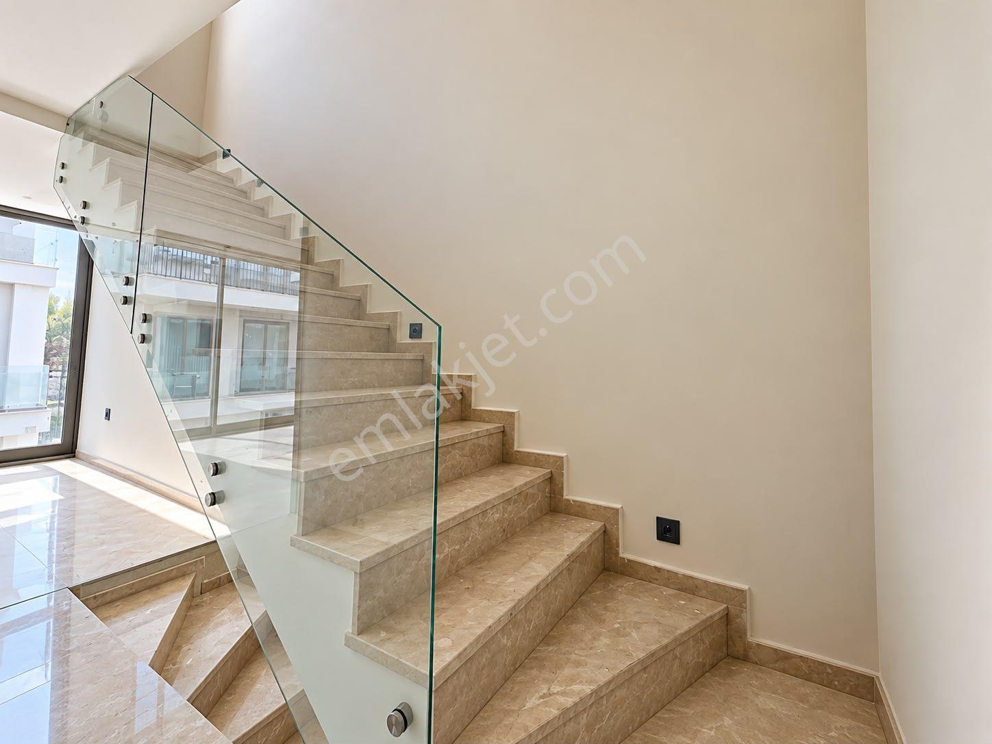 Alata'da Satılık Tripleks Villa, 4+1, 210m², Havuzlu — fotoğraf 16