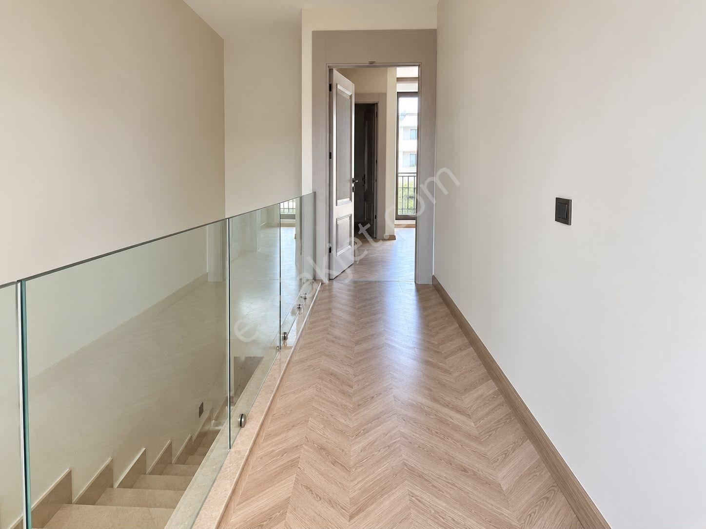 Alata'da Satılık Tripleks Villa, 4+1, 210m², Havuzlu — fotoğraf 22