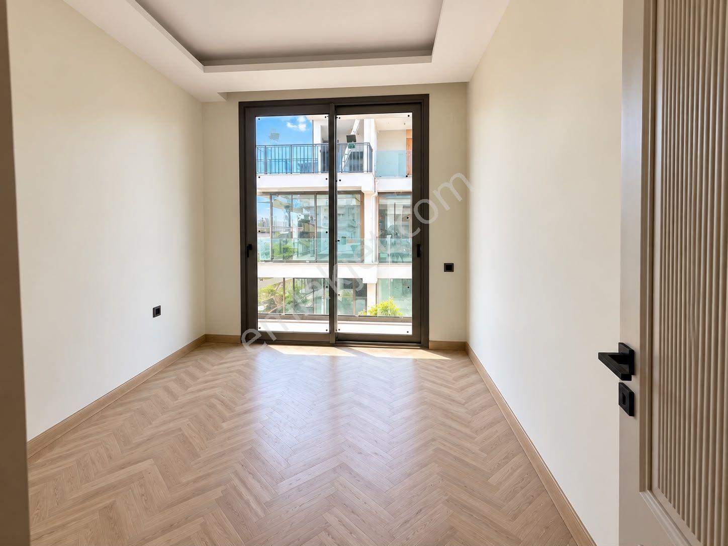 Alata'da Satılık Tripleks Villa, 4+1, 210m², Havuzlu — fotoğraf 28
