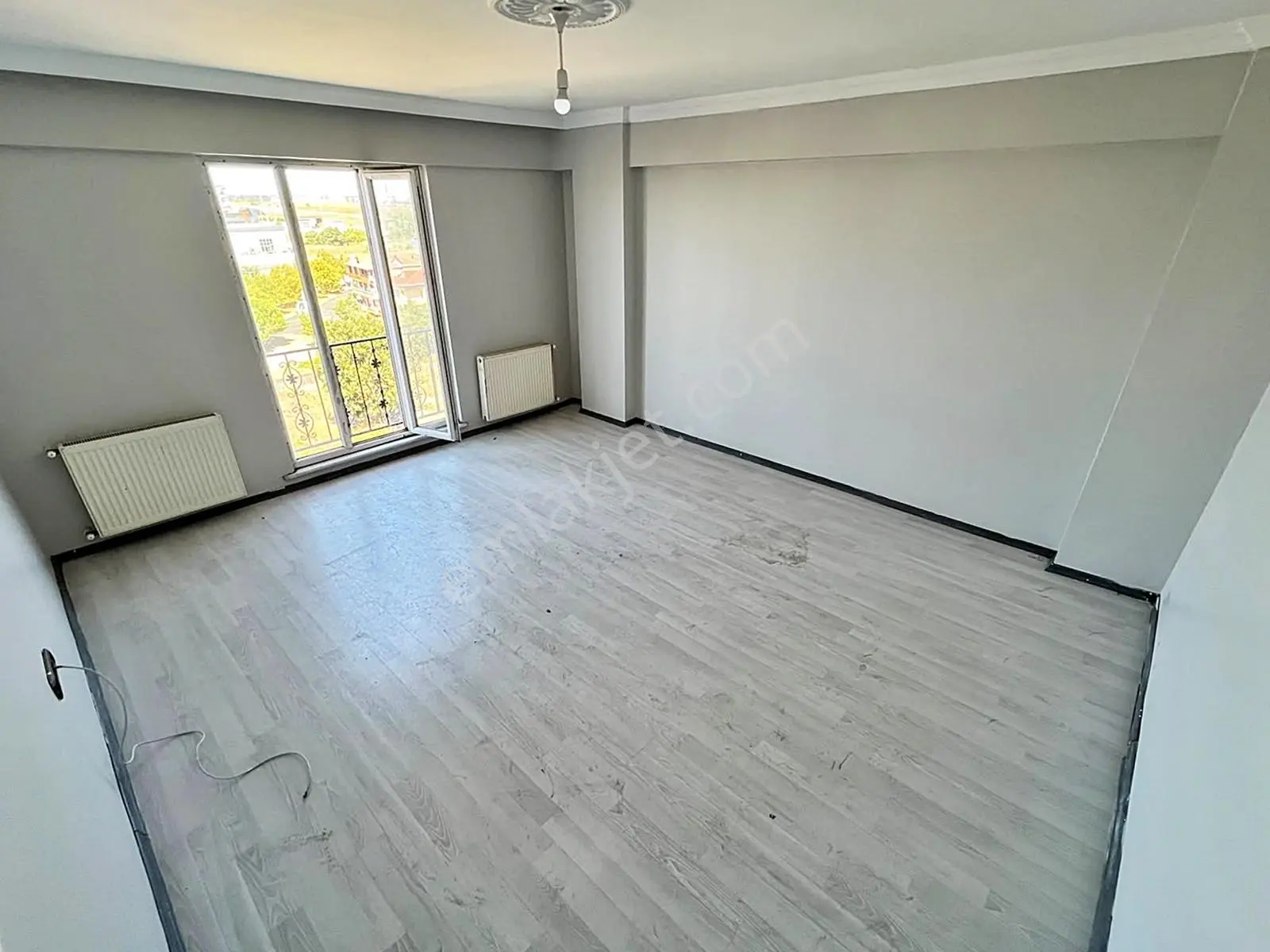 Veliköy Mahallesi Cadde Üzeri Servis Durağında Satılık 2+1 Daire