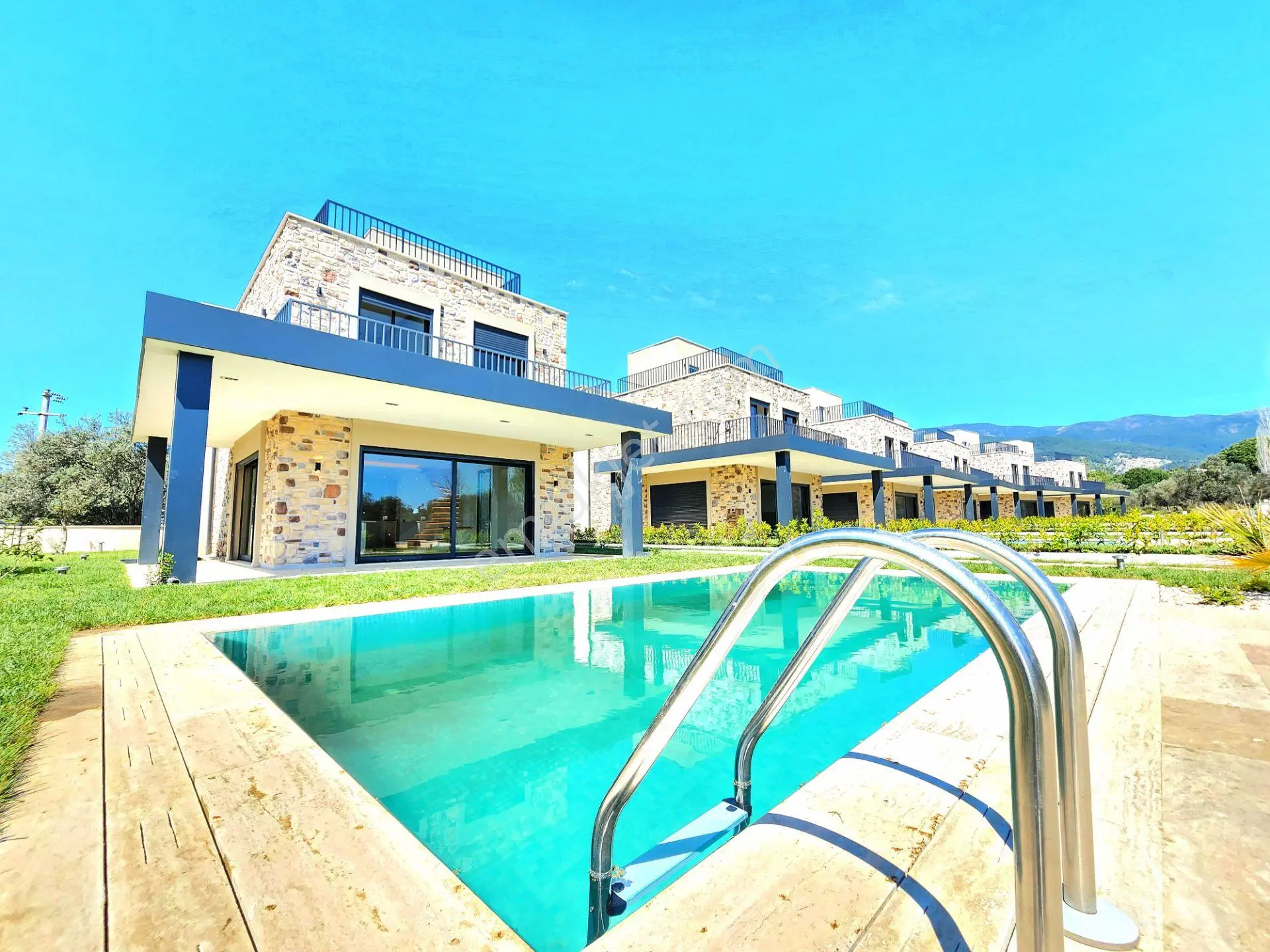 Gümüş'den Güre'de 450m² Arsa İçerisinde Eşsiz Tasarımlı Havuzlu 4+1 Villa