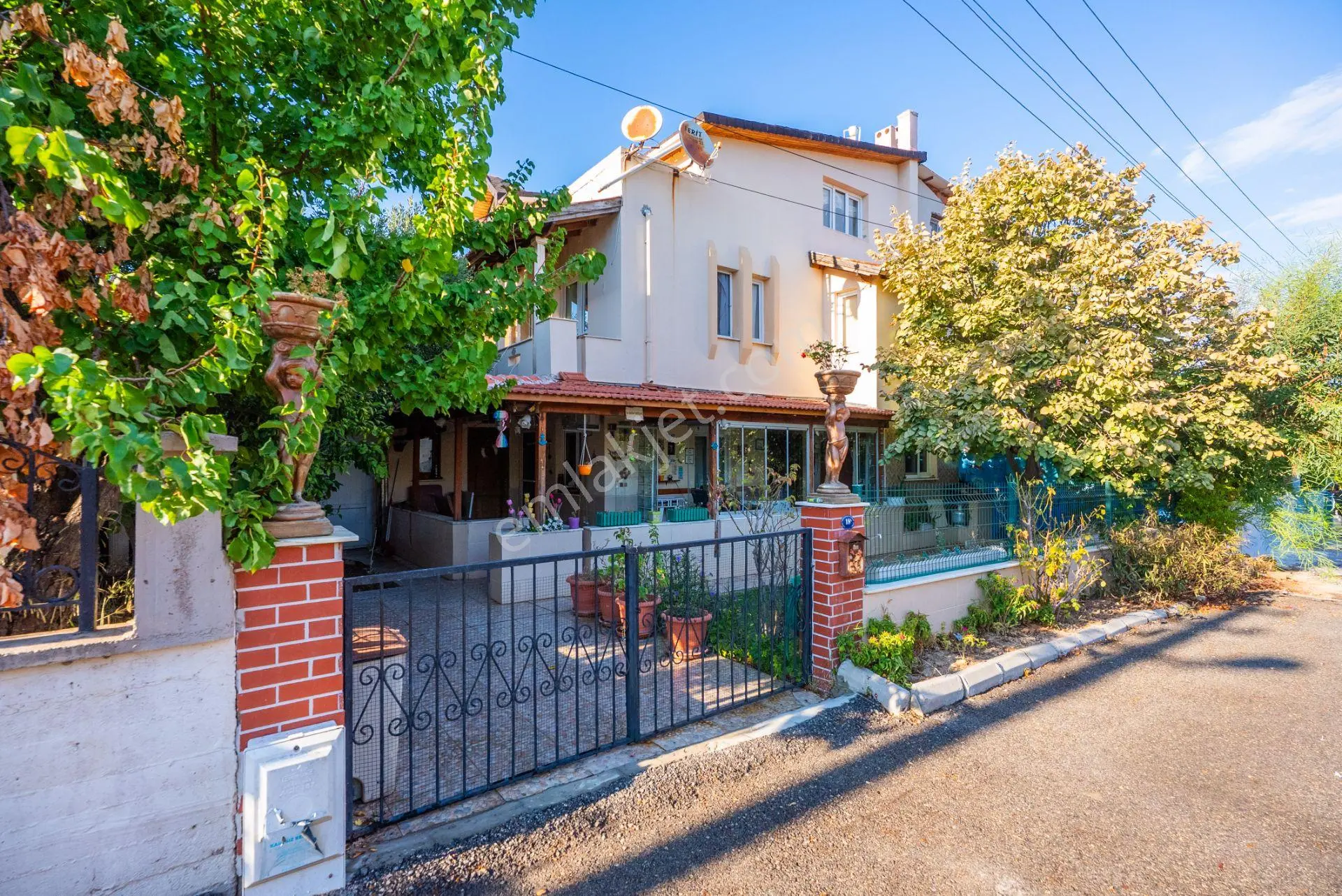 Urla Çeşmealtında Denize 200 Metre Satılık Bahçeli 5+1 Villa