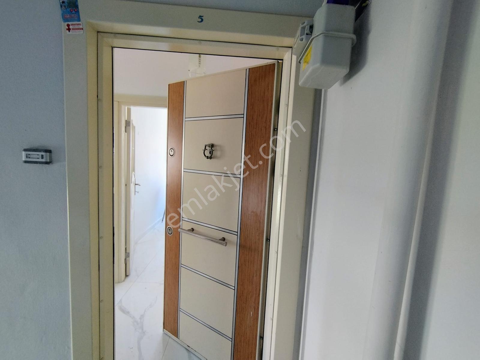 Turyap'tan;çiftlikköy Sitelerde,içi Yenilenmiş,2+1 Ara Kat Daire — fotoğraf 2