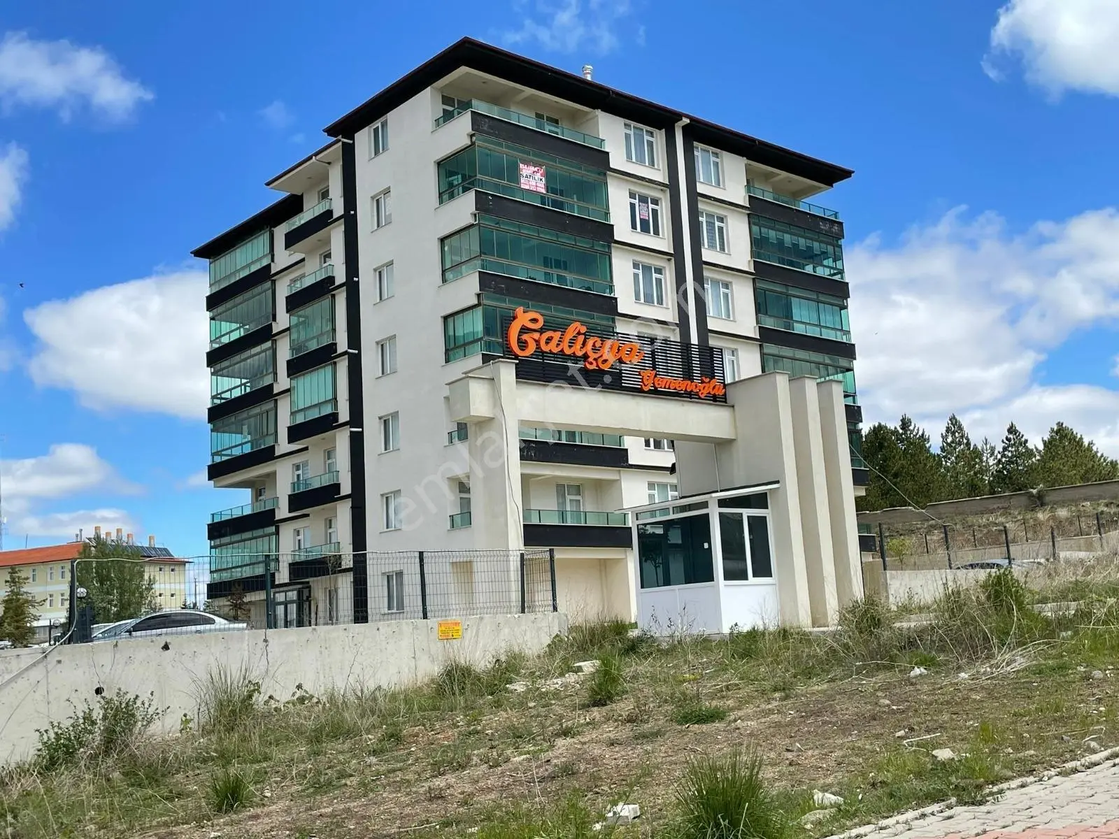 Galiçya Sitesinde 3+1 Satılık Daire--Burcu Emlaktan---
