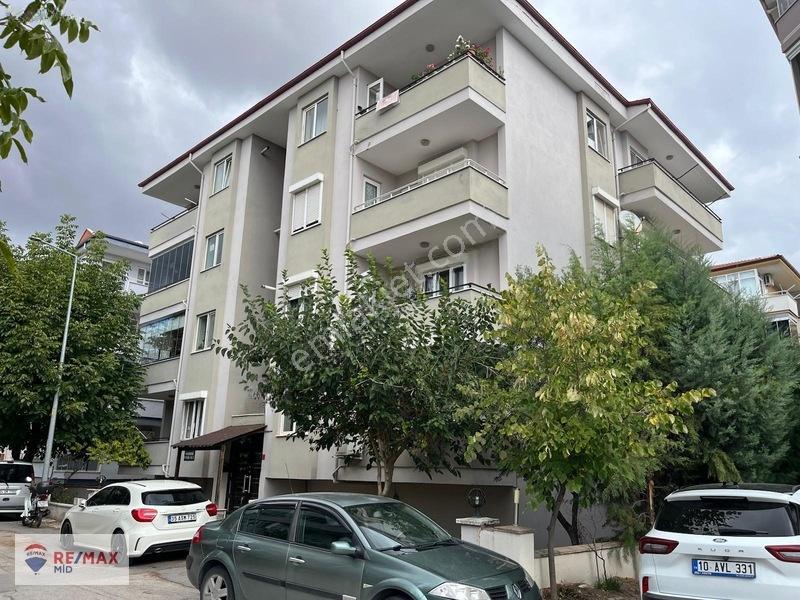 Remax Mid 'Den -Bahçelievlerde 3+1 Yüksek Girişi Satılık Daire