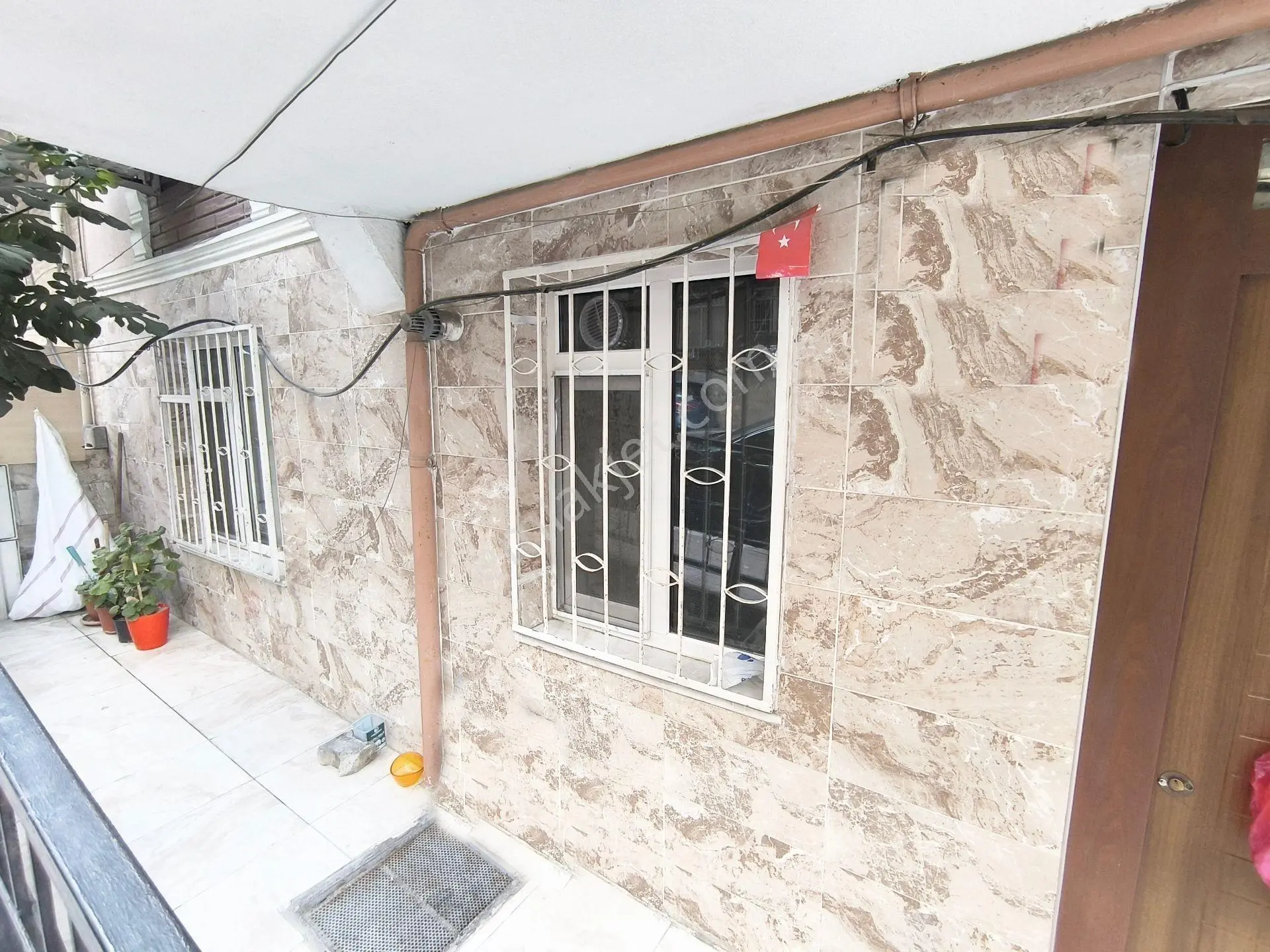 E5 Metro Yakını 2+1 Düz Giriş Hisseli Daire