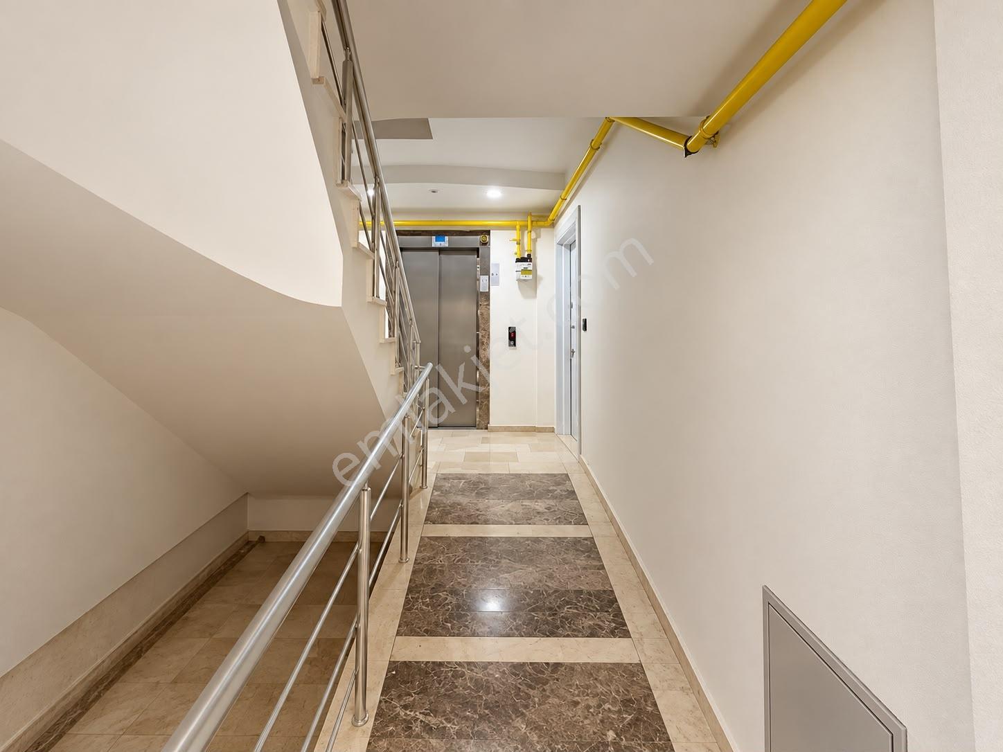 Remax Palm'den Bahçelievlerde Toros Üni.'ye 2dk Satılık 2+1 — fotoğraf 15
