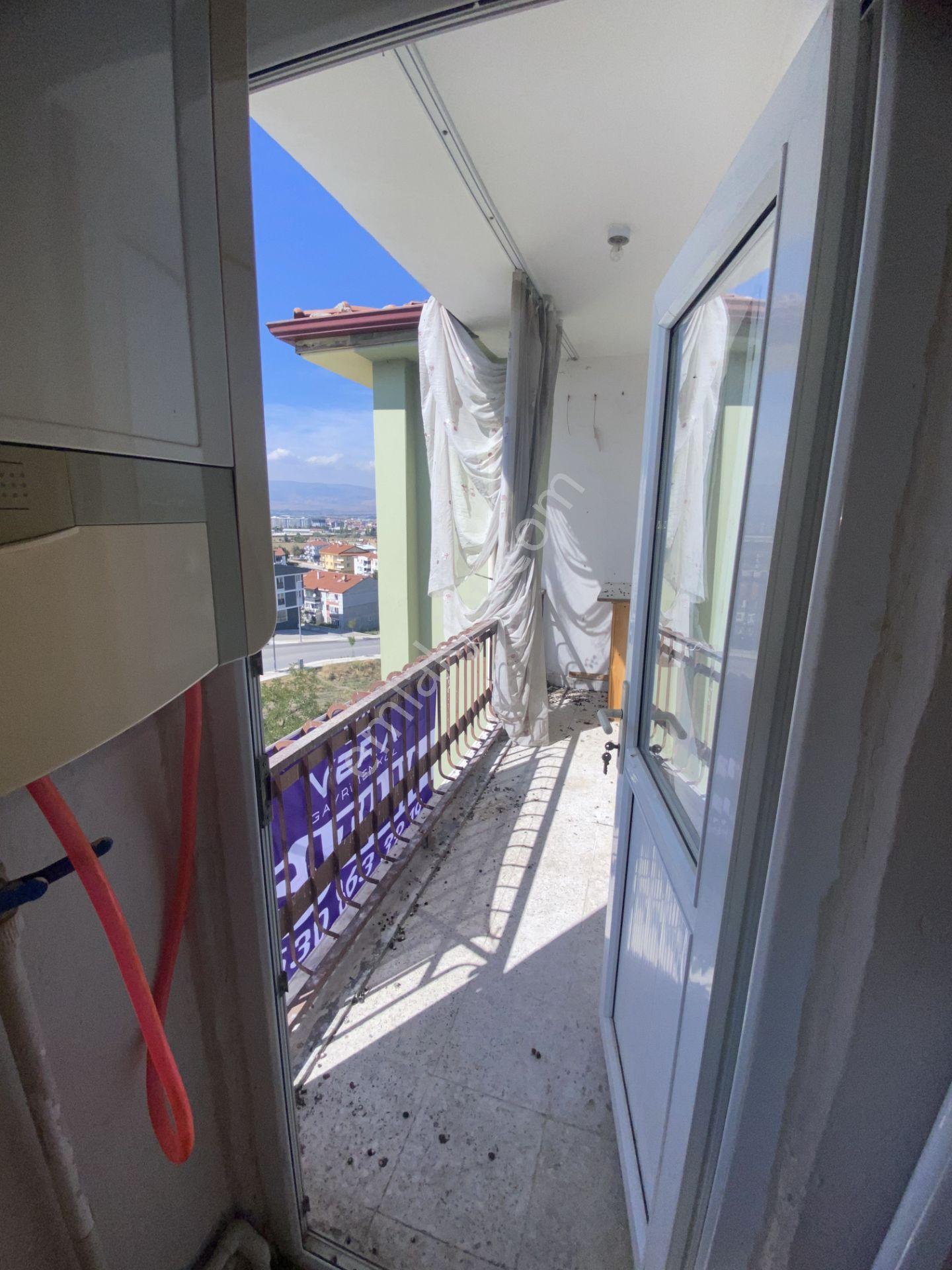 Vera | Tekliflere Açık! Mimarsinan 5. Cadde'de Yeni Boyalı, Temiz 4+1 — fotoğraf 17