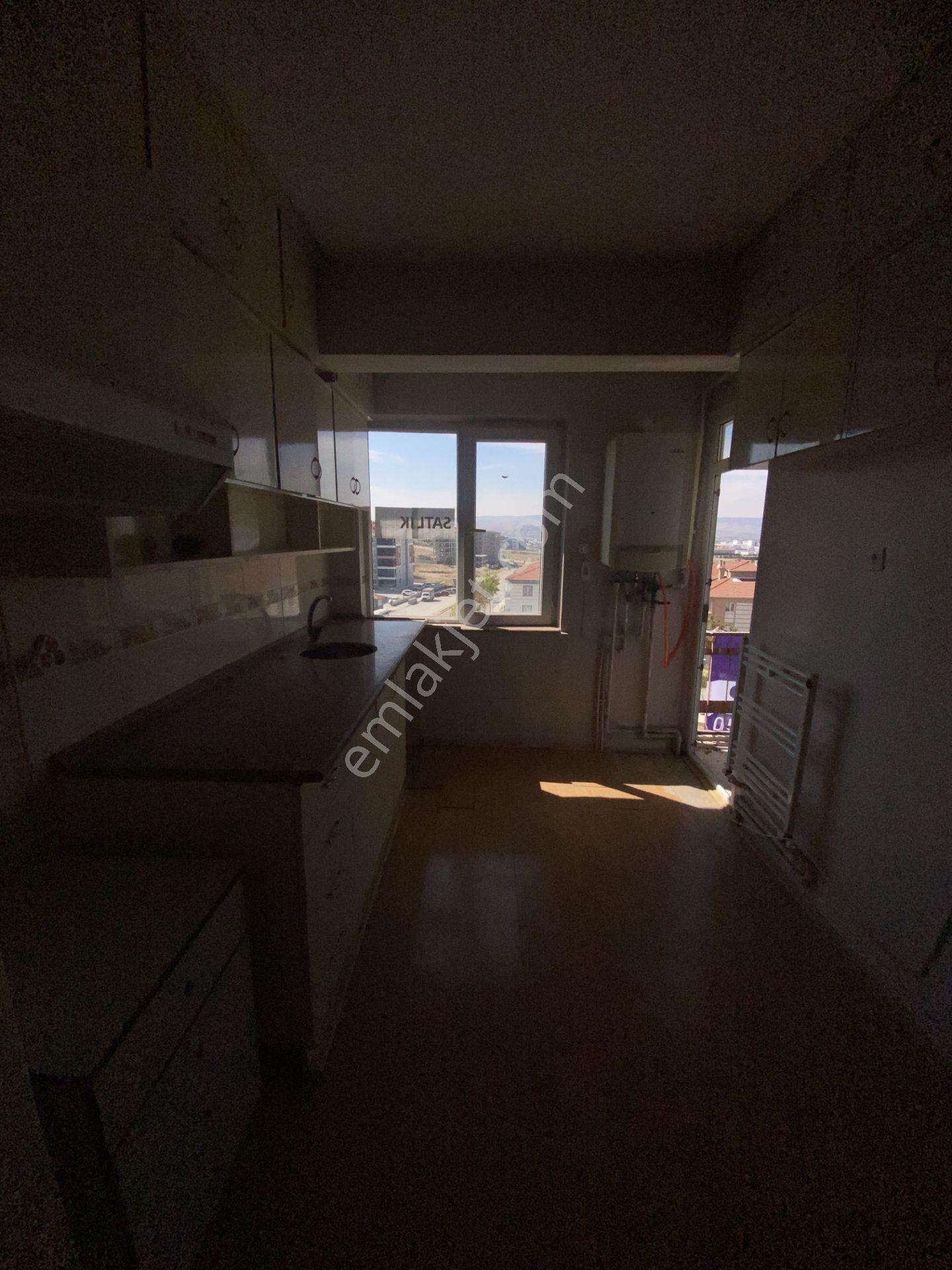 Vera | Tekliflere Açık! Mimarsinan 5. Cadde'de Yeni Boyalı, Temiz 4+1 — fotoğraf 18