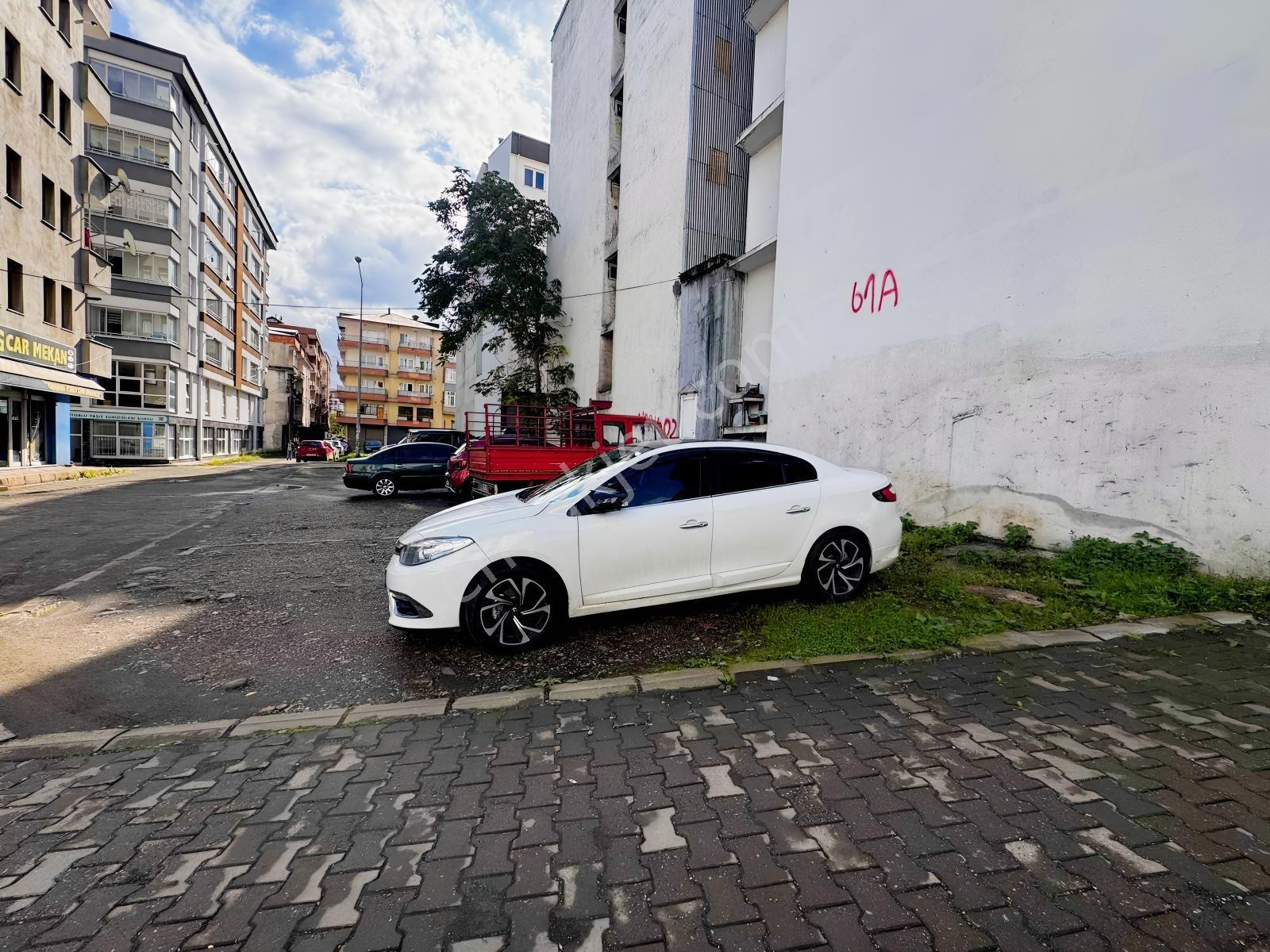 Özgür Emlaktan Merkezi Konumda İki Cephe Arsa
